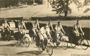 Cliff College 'Joyful News' students on trek in the 1930s.